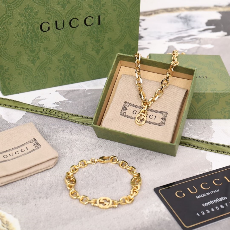 G*u*i necklaces